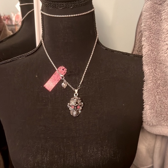 BETSEY JOHNSON SILVER DETAILED SKULL NECKLACE WITH RUBY EYES - Picture 3 of 13